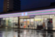 『雨夜のコンビニ』と題された日本のコンビニの写真→海外「こういう写真大好き」「この写真を見てると温かくてぼんやりした感覚になる」「大量の記憶が蘇ってきて不思議」