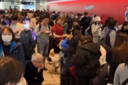 新千歳空港で7000人が足止め、札幌“積雪1m超”の豪雪で交通まひ――「それでも行く」派と批判派で割れた