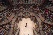目的の本はどこ？エッシャーの絵画に迷い込んだかのような、異空間を味わえる錯視的書店