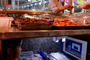 日本人「日本はオンライン授業すらできない。中国に追い抜かれて当然。中国では屋台のカウンターの下でパソコンで勉強する少女がいる。」