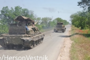 海外の反応　“コープケージ”を装備したロシアの旧式のT-62戦車　ウクライナ情勢