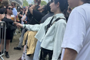 【海外】SU-METALは先ほどロック・アム・リングでグッズをチェックしていた