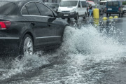 道路が冠水→一人で解決した男の動画 「ヒーローはいつもマントを付けているわけじゃない」【海外の反応】