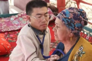 韓国人「9歳で誘拐され物乞い生活…『しゃがんで歩く』医師の幸福論に感動」