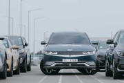 韓国の自動車メーカーが開発した「カニ歩き」システムに世界が騒然！（海外の反応）