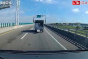 トラックに揺られて落ちた箱が勝手に荷台へと吸い込まれる不思議現象！ しかも二度連続で発生！！