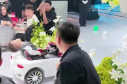【海外】小さなリングボーイが結婚式の真っ只中でミニスポーツカーを運転中に夢の世界へ！ – 動画あり