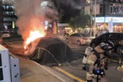 韓国人「電気自動車の呪いが始まった」韓国で路駐のテスラEV火災に消防車18台を投入…