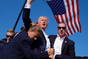 トランプ大統領が銃撃を受けた模様…銃撃後、血を流しながらもガッツポーズをし無事をアピール[海外の反応]