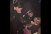 【海外】ベビーシッターをするBABYMETAL