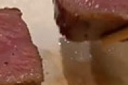 海外「美味しそう！」「わさび付けすぎじゃね？」 日本の高級レストランの和牛ステーキが話題
