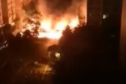 中国の電気自動車が突然炎上し大火災発生