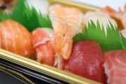 高田馬場のスシローでお寿司を満喫！「日本の回転ずし最高！」「カニ寿司半額！？」海外の反応