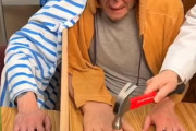 「本物の自分の手のように見せかけたニセの手を叩く実験をしたら…」脳は簡単にダマされる