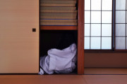 海外「お化け屋敷に住んじゃったのかな(ﾌﾞﾙﾌﾞﾙ」日本で借りた家の押し入れがなんか変なんだ！