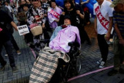 日本の参院選で重度障害の2人が当選　海外の反応