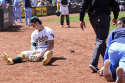 【海外の反応】菊池雄星が相手投手に突進して守備妨害【MLB】