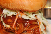 外国人「これこそ男らしい料理と言える食い物を見せていく！」