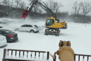 重機を使って車の上に積もった雪を降ろす方法とは？
