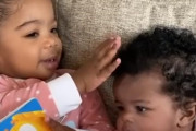 妹に本を読んであげる２歳の女の子が可愛い！（アメリカ）