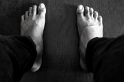 生徒同士が互いの足についたピーナッツバターを舐めあう、とんでもない募金活動に非難殺到