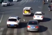 おーい、落とし物だよー。青信号になって発車した車が大事なものを落としていってしまった。海外の反応