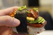 外国人「日本よ、これを寿司としてカウントしてもいいのか？」
