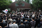 韓国人「不正選挙を主張する人々が投票所に集結！『投票箱を守らなければ』」と話題に
