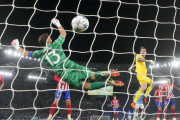 【海外の反応】ラツィオのGKが衝撃の同点ヘディング弾！「ストライカーの動きでワロタ」