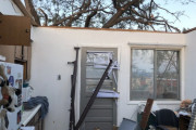 家の屋根が吹き飛び、車は倒木に埋もれる。アメリカ中西部を襲った記録的な暴風雨「デレチョ」の怖さがわかる災害現場
