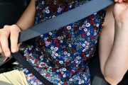 海外女性「シートベルトのおかげで大ケガしなかった…事故の衝撃で出来た跡がこちら」
