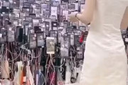 【海外の反応】中国のライブストリーミングの様子　海外の反応「充電ケーブルをどこに全部挿すのか、火災の危険がある」