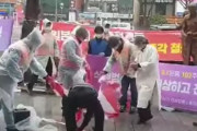 強制徴用労働者像の前で引き裂かれた旭日旗…「日本は植民地犯罪に謝罪して賠償しろ」