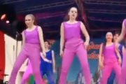 ダンスを披露するロシアの女の子たちのステージが崩壊する