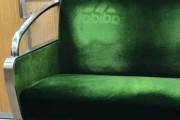 日本の電車の座席にクッキリ浮かんだもの（海外の反応）