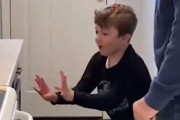 小さな男の子が「魔法」を使って引き出しを開ける…大人たちを驚かせていたトリックの正体