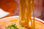 海外「日本人はラーメンが好きなの？フォーの方が美味しくない？」東京で食べた九州じゃんがらラーメンを紹介するぜ