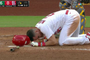 【海外の反応】ヌートバーが股間に自打球を受け退場【MLB】