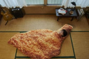 外国人「日本よ、何故なんだ」フライドチキン寝袋に海外唖然