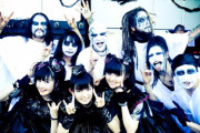 ファンがBABYMETALに会いに行って、神バンドと握手するなんてことある？　【海外の反応】