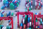 これぞ配送と物流の奇跡。港につまれて運ばれていくコンテナの美しさ。海外の反応