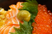 海外「日本では生の魚を食べても平気なの・・・？」丁寧なサーモンといくらの親子丼のレシピが海外で話題に