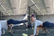 スポーツジムでトレーニング中の女性が愛犬にシャツの中に入られてしまう様子にほっこり♪