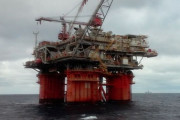 「石油プラットフォームから海面にリンゴを落とすと…」衝撃映像が注目を浴びる