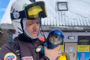 【海外】かわいい猫ちゃんがパラシュートスキーで冒険中！小さなヘルメットもつけてるよ♡