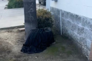 【海外】雨でぬれた毛布が示した、助けを必要とする家族の発見！