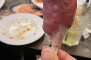 外国人「日本のカラオケに行ったら謎の肉が出てきた・・・」