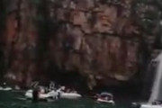海外「落石の危険性を軽視して崖崩れに巻き込まれる観光船」