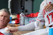 【海外の反応】大谷さん、ファウルボールが直撃しかけてベンチではしゃぐ「ハンサムで剽軽な男ｗ」