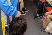 夜のバスで見かけた奇妙な光景。片手に生首を持ちスマホを見ていた女性、その正体は？